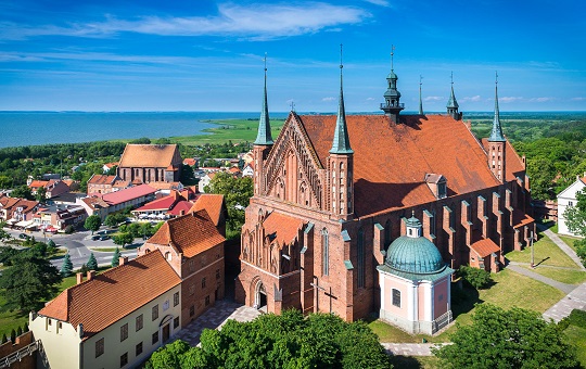 Panorama Fromborka na pierwszym planie Katedra, w tle widok na zalew wiślany